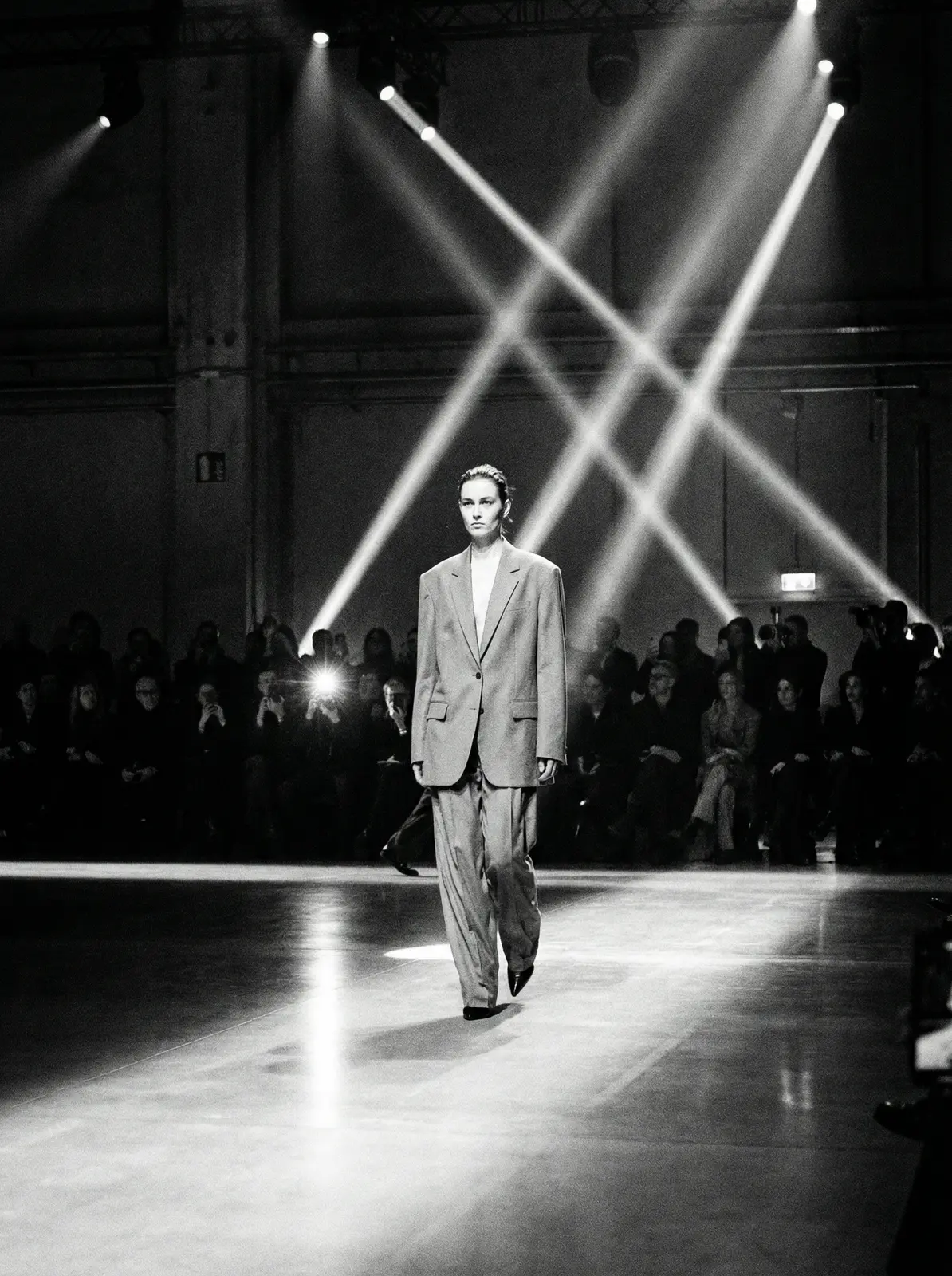 黑料不打烊正能量_乱伦母子 米兰时装周秀场短视频